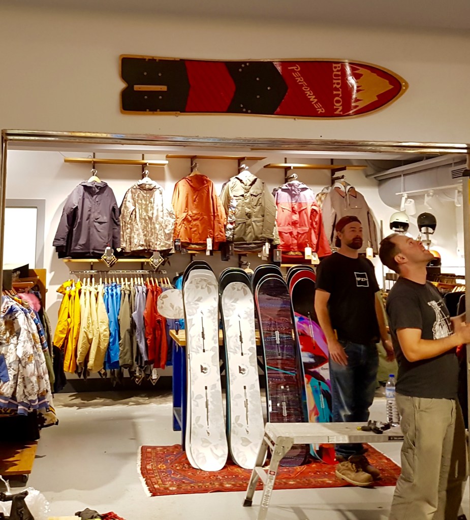 capita men's outerspace living snowboard 19 154cm 2027 CAPiTA Snowboards Burton Grom Snowboard - It has a raised Reversible Helmet Choose Option:Messenger Bag Lagoon MD