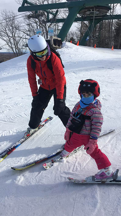 Enfant En Bas âge Prêt à Ski Safely Avec Le Casque Et Le Harnais