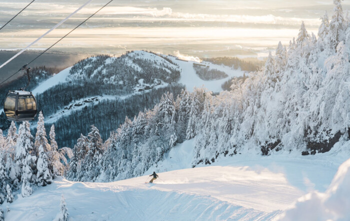 Skier descends Mont-Orford